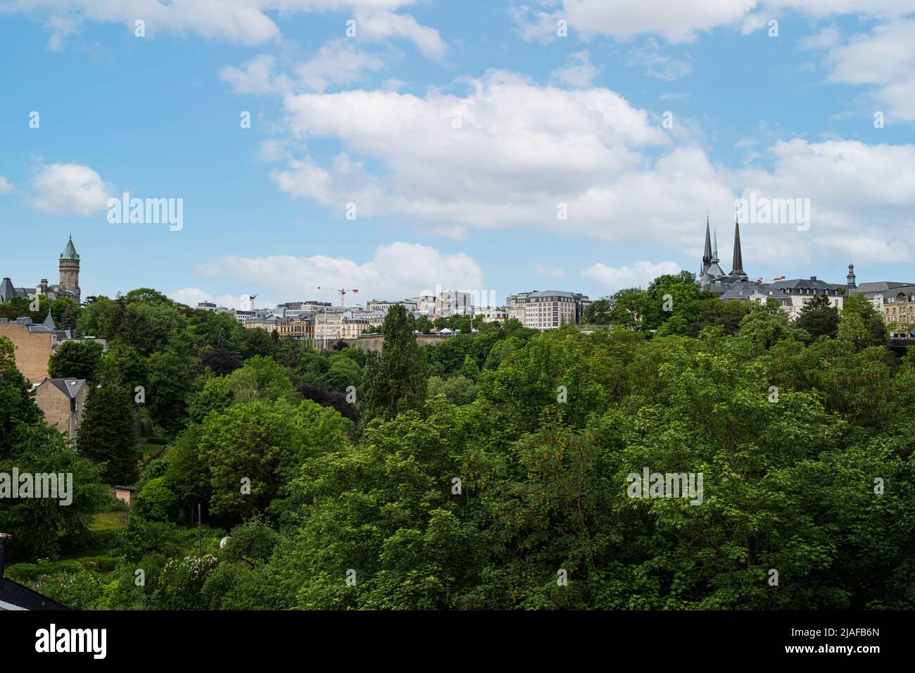 Luxemburg-Stadt, Mai 2022. Ein Panoramablick auf die Stadt vom Petrusse Park Stockfoto