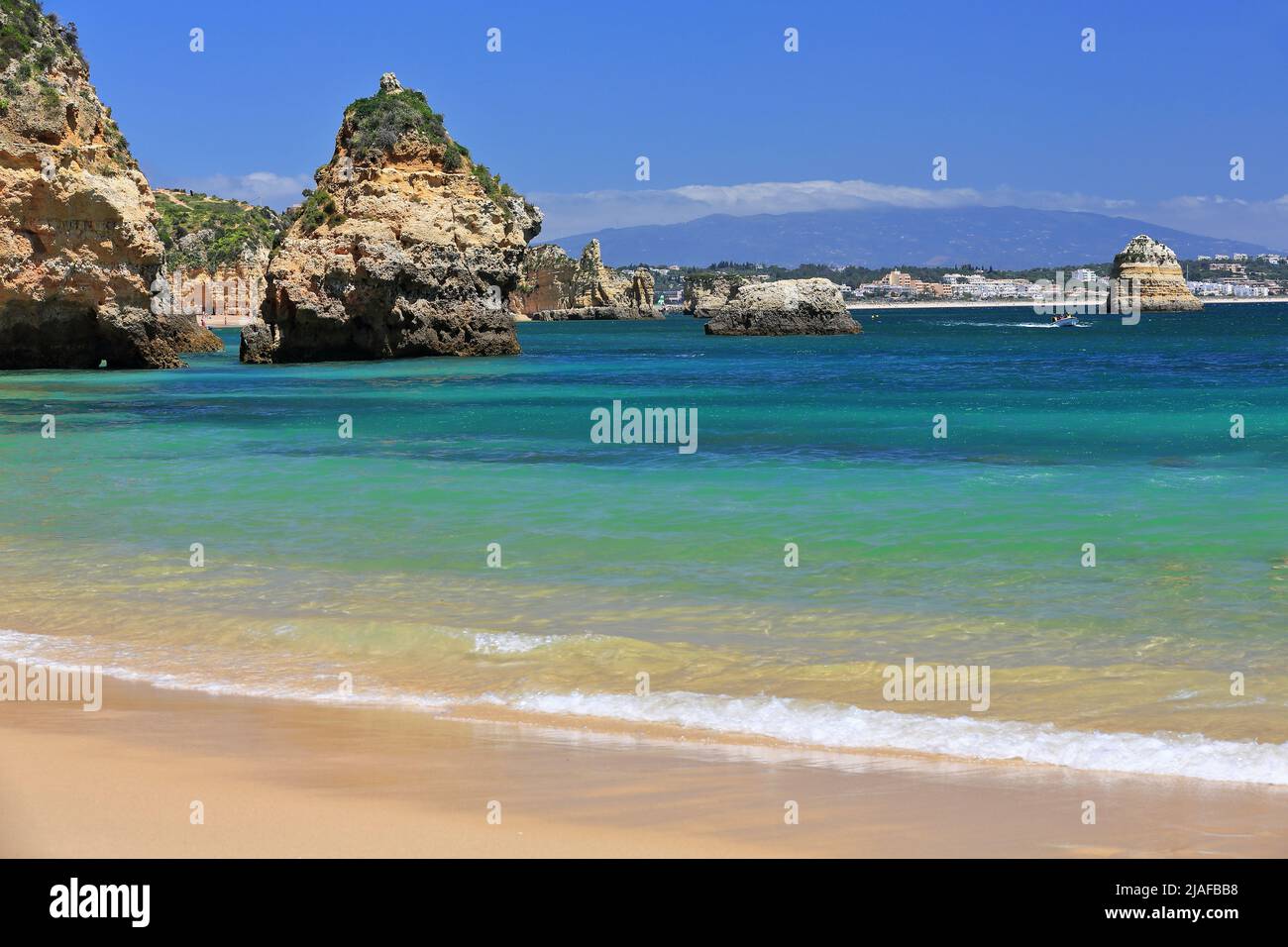 Das Meer liegt an den Stränden Praia do Camilo-Praia Dona Ana. Lagos-Portugal-259 Stockfoto