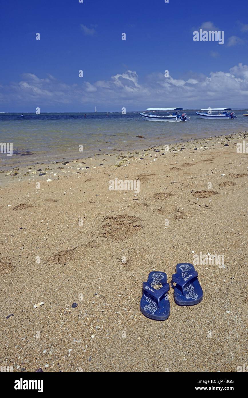 Badeschuhe am Strand von Sabur, Symbol für Strandurlaub, Indonesien, Bali Stockfoto