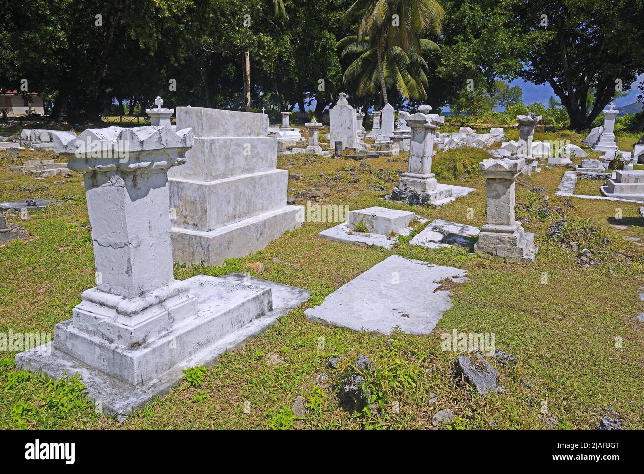 Mehr als 100 Jahre alte Gräber auf einem Friedhof, Seychellen, La Digue Stockfoto