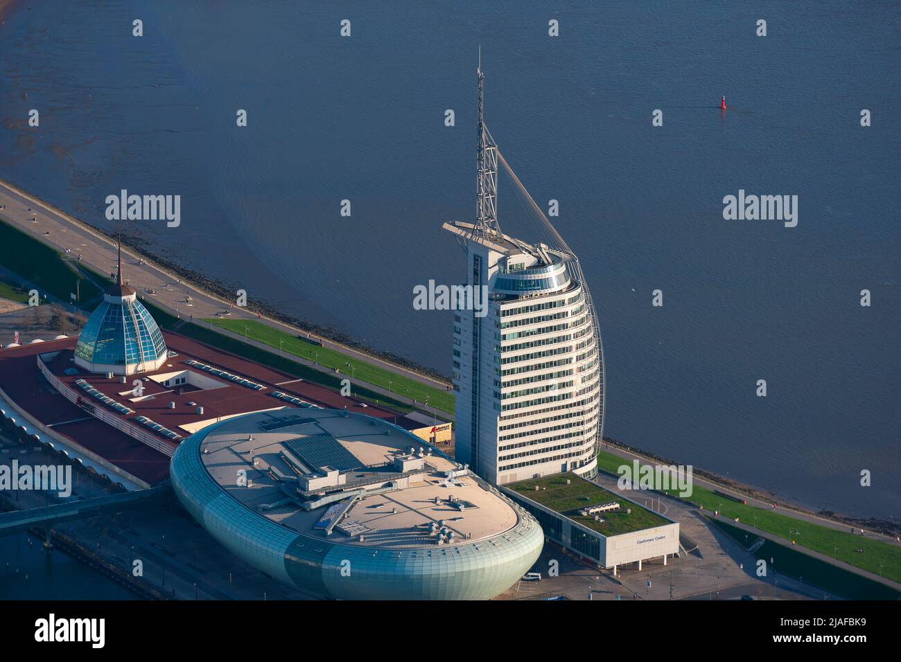 Bremerhaven mit Havenwelten und ATLANTIC Hotel SAIL City 04/18/2022, Luftaufnahme, Deutschland, Bremerhaven Stockfoto