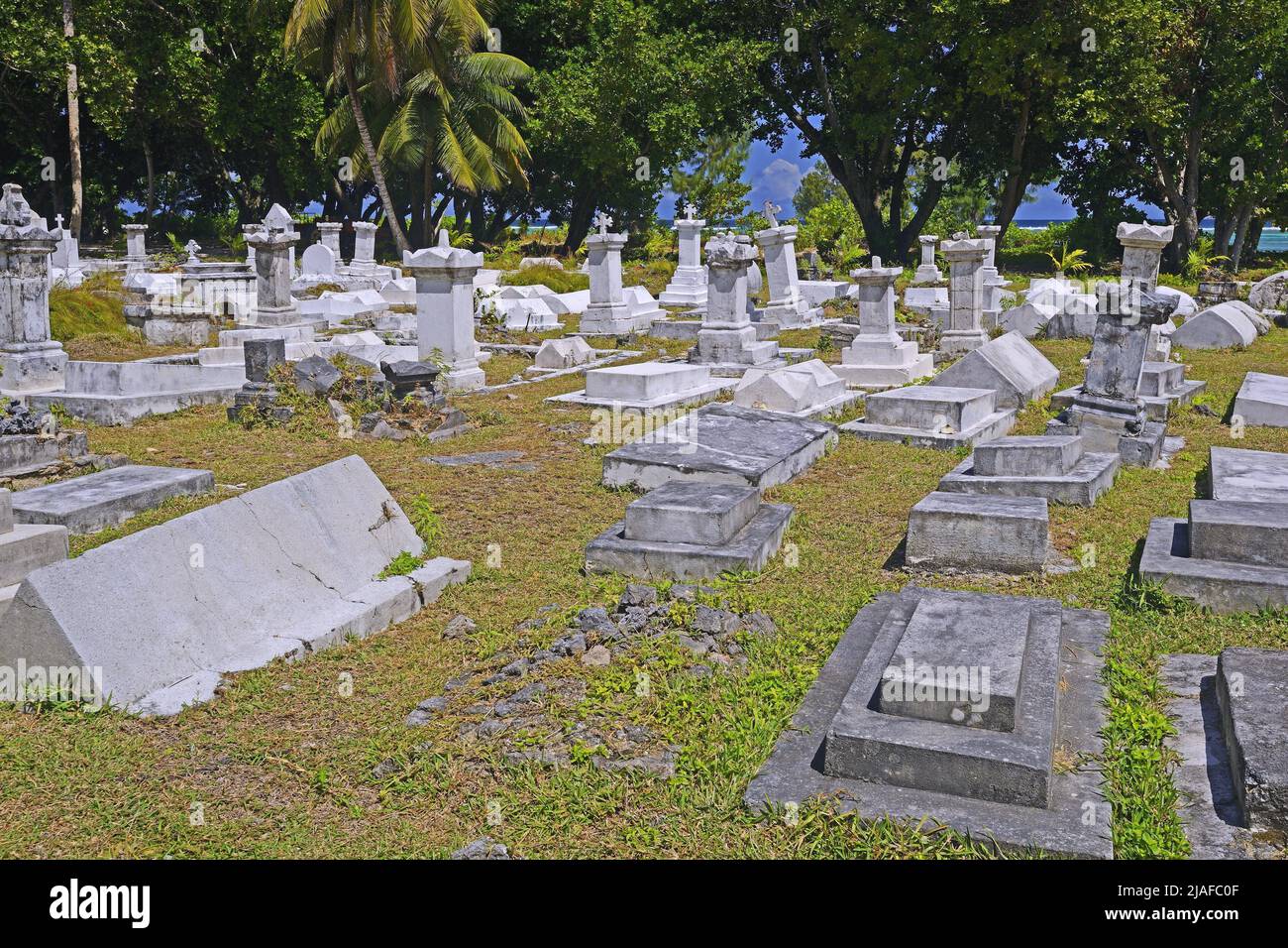 Mehr als 100 Jahre alte Gräber auf einem Friedhof, Seychellen, La Digue Stockfoto