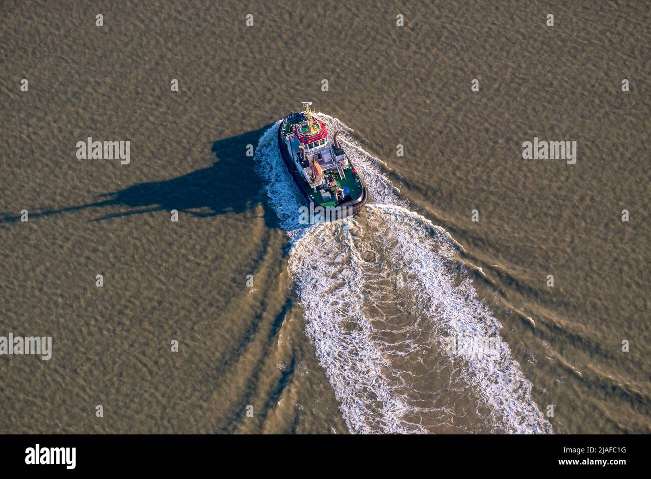 Schlepper auf der Nordsee, 18.04.2022, Luftbild, Deutschland, Hamburg Stockfoto