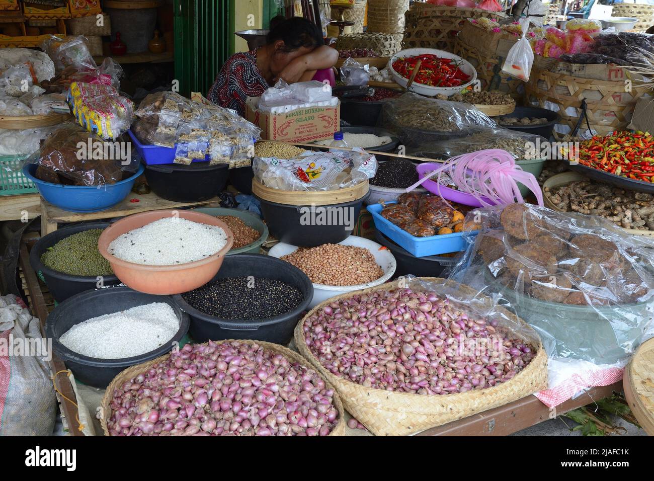 Reissorten und Gewürze auf einem Markt in Seririt, Indonesien, Bali Stockfoto