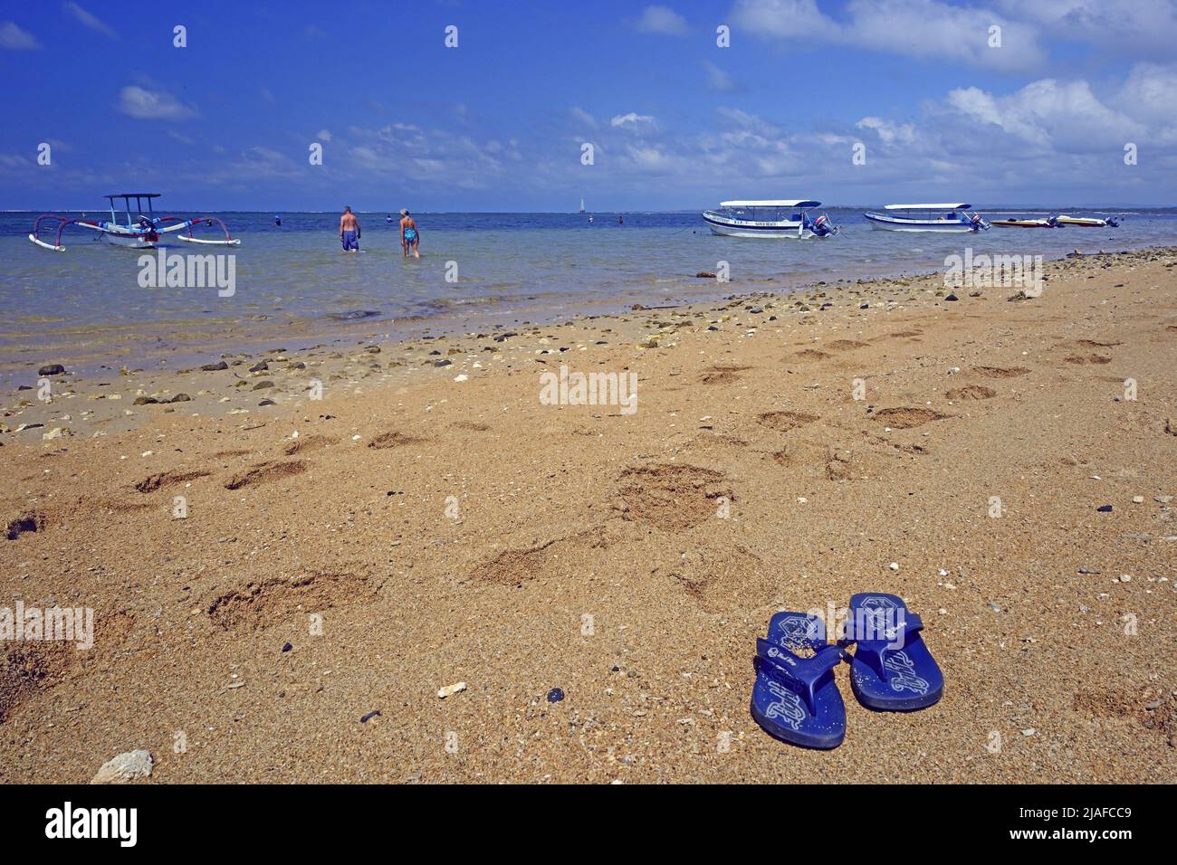 Badeschuhe am Strand von Sabur, Symbol für Strandurlaub, Indonesien, Bali Stockfoto