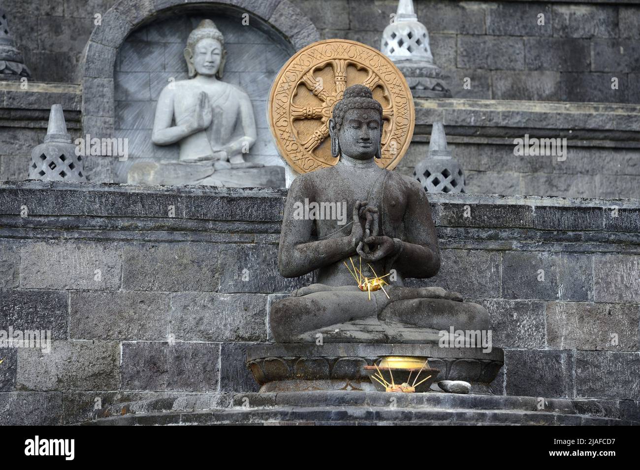 Buddha-Statue im Außenbereich des buddhistischen Klosters Brahma Vihara, Indonesien, Bali, Banjar Stockfoto