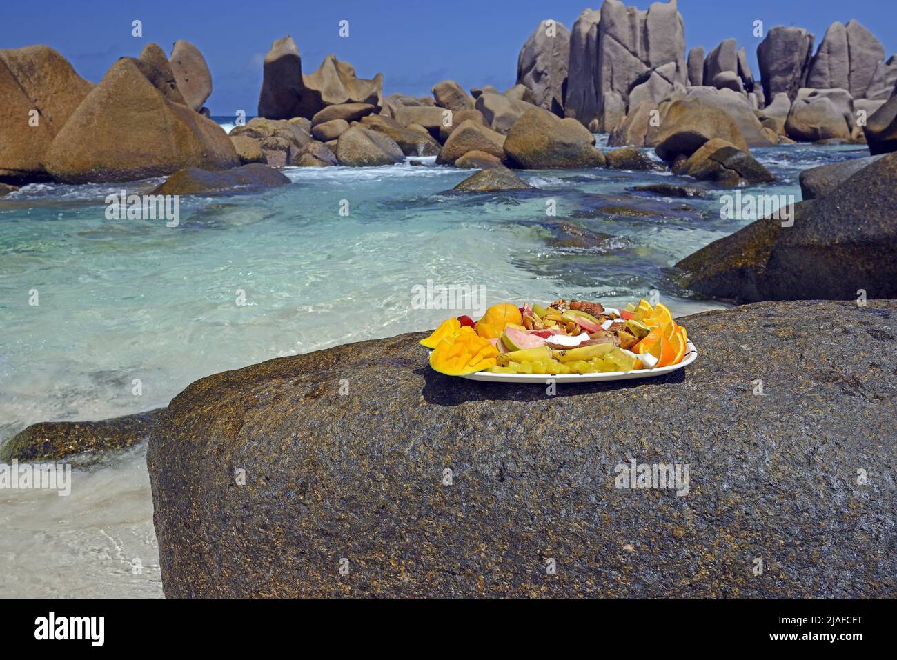 Teller mit exotischen Früchten am Traumstrand Anse Marron, auch La Source Marron, Seychellen, La Digue genannt Stockfoto