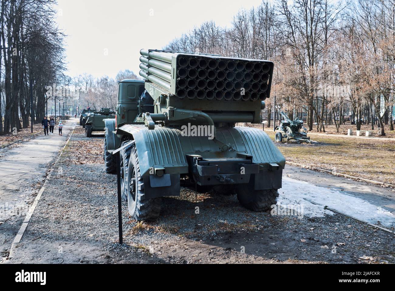Rjasan, Russland - 9. April 2022: Mehrfaches Raketenabschusssystem GRAD. Sowjetische und russische Raketenabschusssysteme Stockfoto Rjasan, Russland - 9. April 2022: Mehrfaches Raketenabschusssystem GRAD. Sowjetische und russische Raketenabschusssysteme Stockfoto