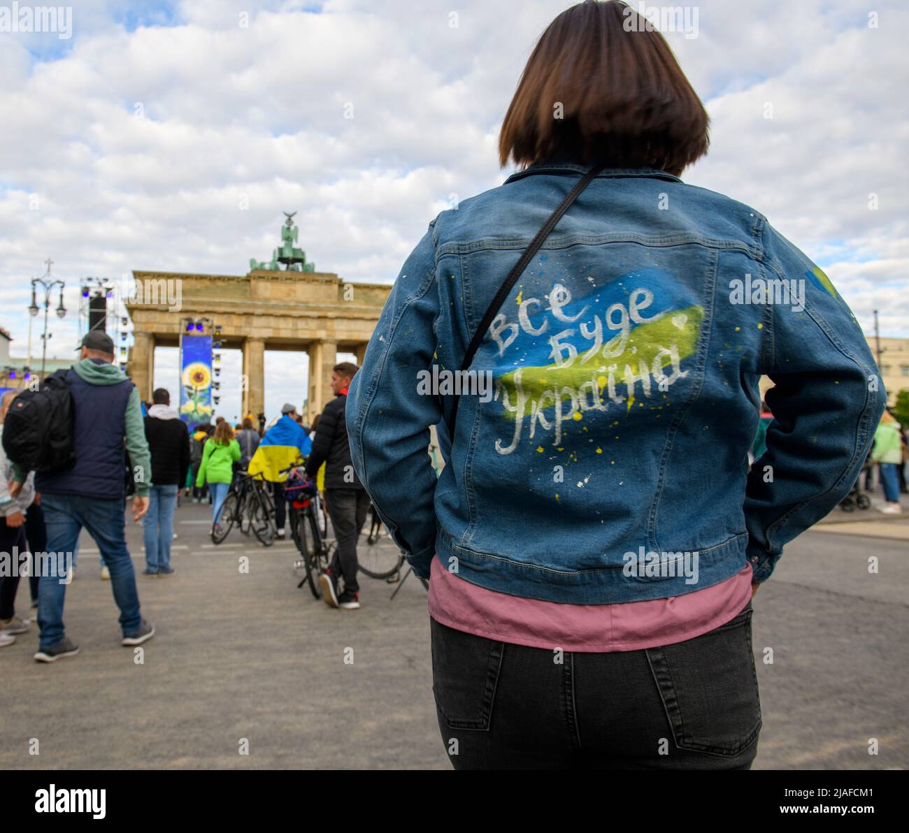 Berlin, Berlin, Deutschland. 29.. Mai 2022. Eine ukrainische Frau wartet auf ein Benefizkonzert am Brandenburger Tor in Berlin, Deutschland, Sonntag, 29. Mai 2022. (Bild: © Dominic Gwinn/ZUMA Press Wire) Stockfoto