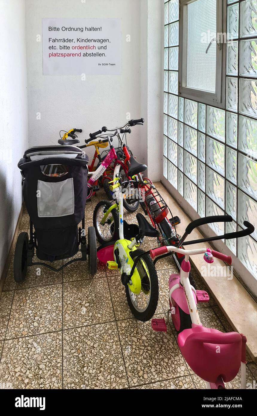 Flur überladen mit Kinderwagen und Kinderfahrrädern, fordert ein Plakat Ordnung, Deutschland Stockfoto