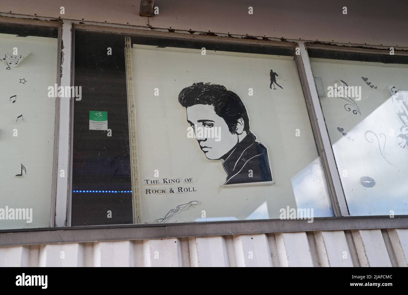 Zeichnungen klassischer Musiker im Laden vor einer alten Tankstelle, Väderstad, Schweden. Hier Elvis Presley, King of Rock'n'Roll. Stockfoto