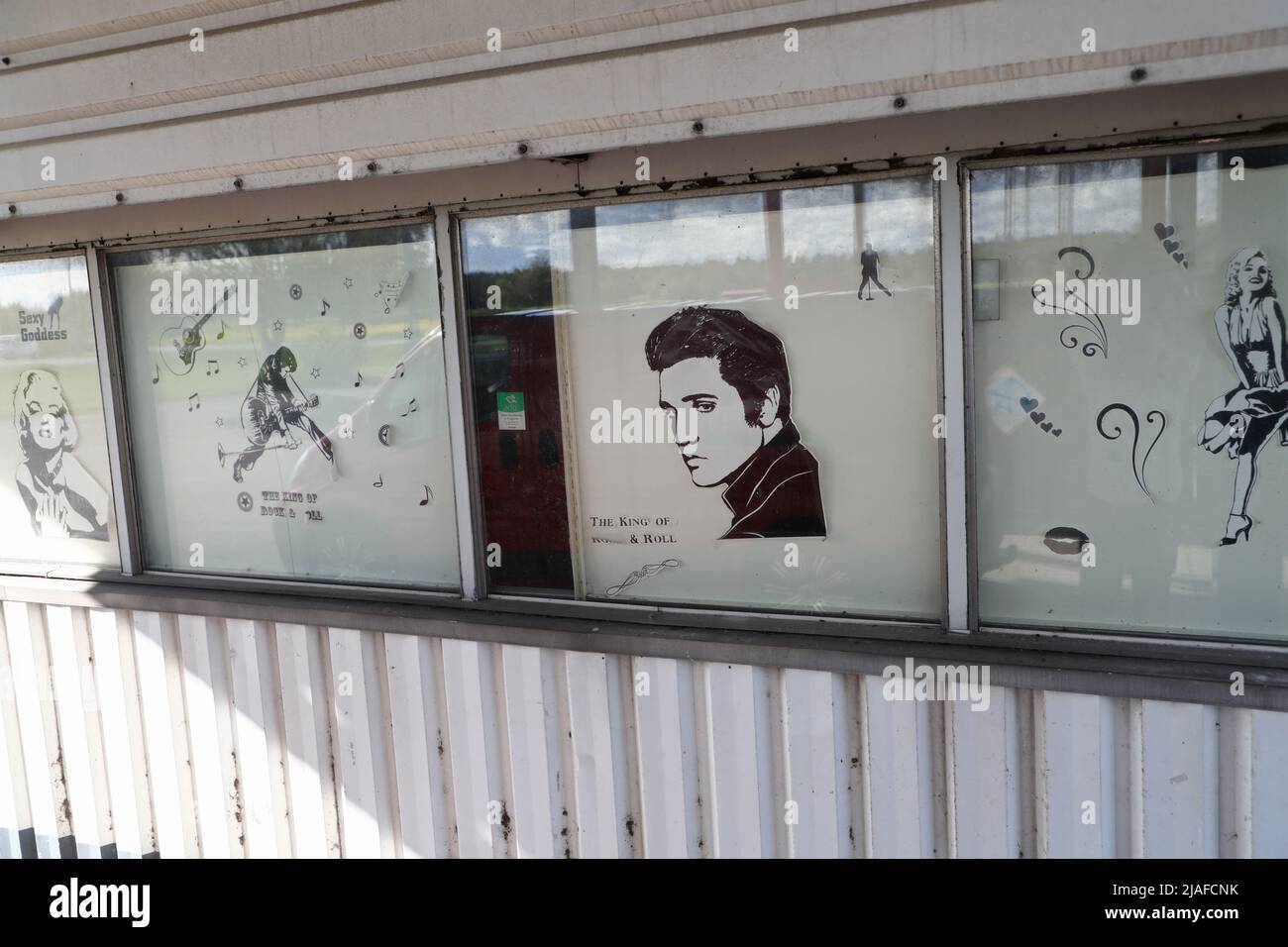Zeichnungen klassischer Musiker im Laden vor einer alten Tankstelle, Väderstad, Schweden. Hier Elvis Presley, King of Rock'n'Roll. Stockfoto