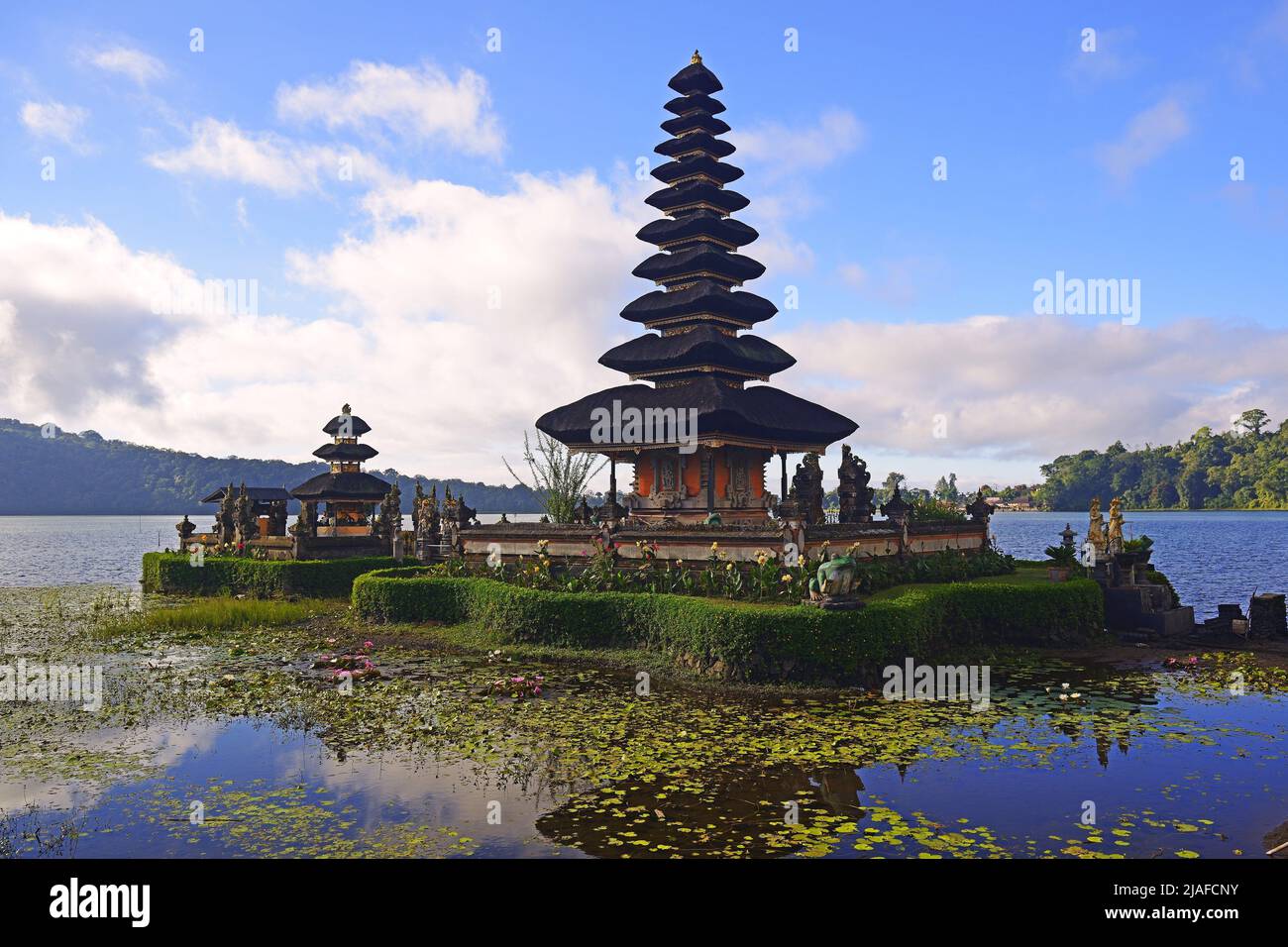 Hindu-Tempel Pura Ulun Danu Bratan am Bratan-See, in den Bergen von Zentral-Bali, Indonesien, Bali, Bedugul Stockfoto