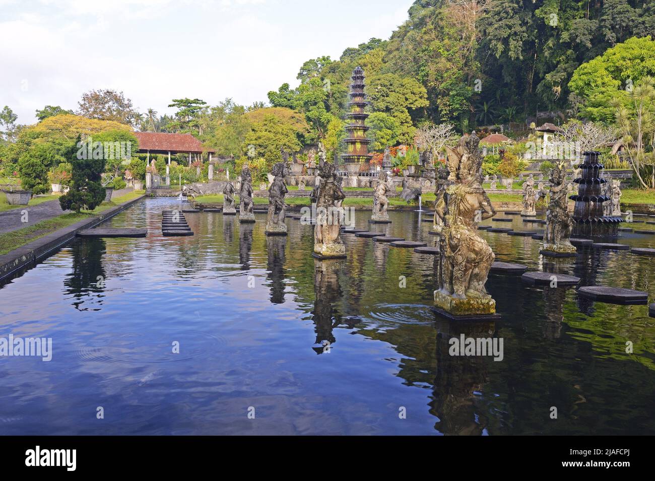 Wassergarten und -Becken am Wasserpalast Tirta Gangga, Indonesien, Bali Stockfoto