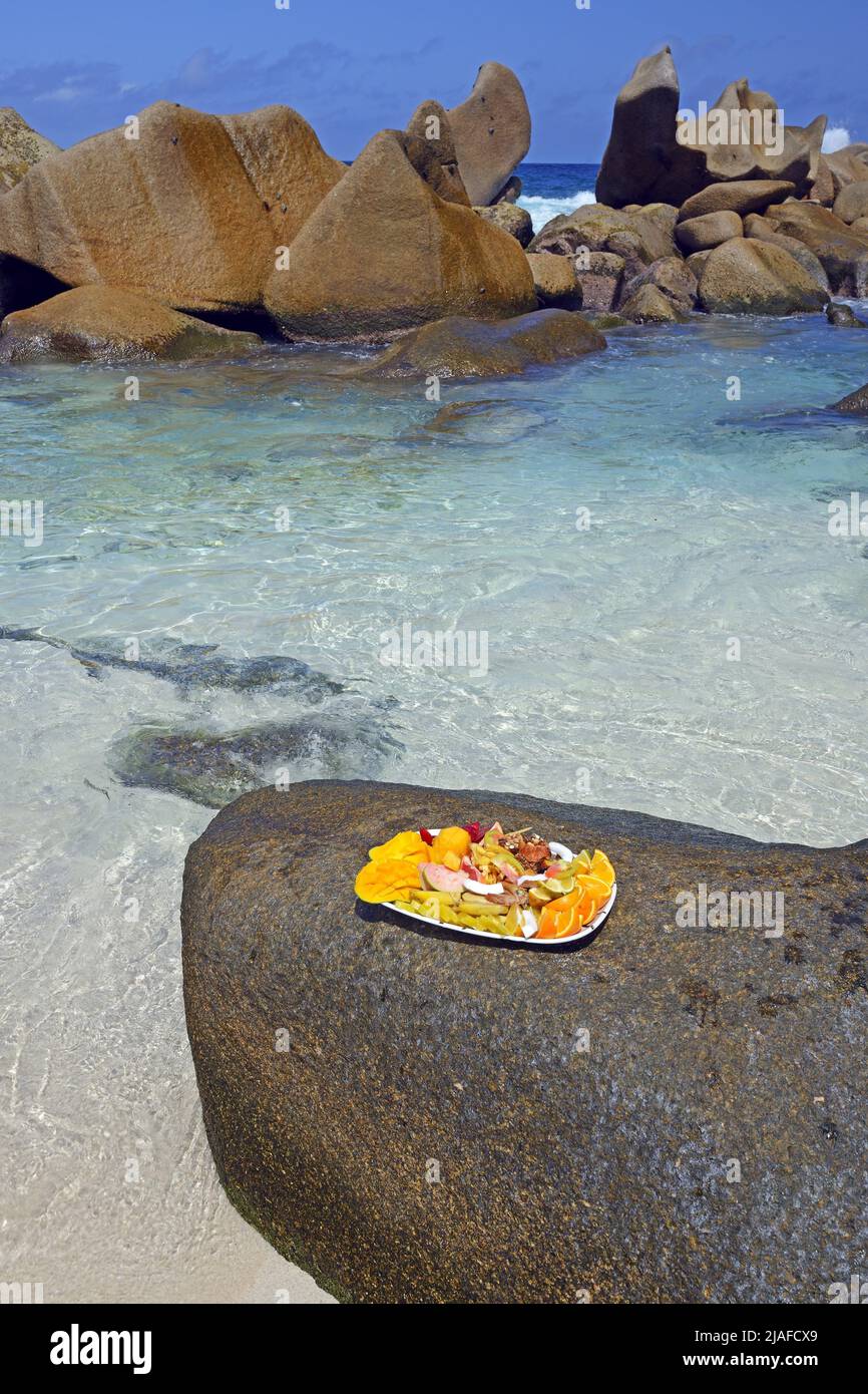 Teller mit exotischen Früchten am Traumstrand Anse Marron, auch La Source Marron, Seychellen, La Digue genannt Stockfoto