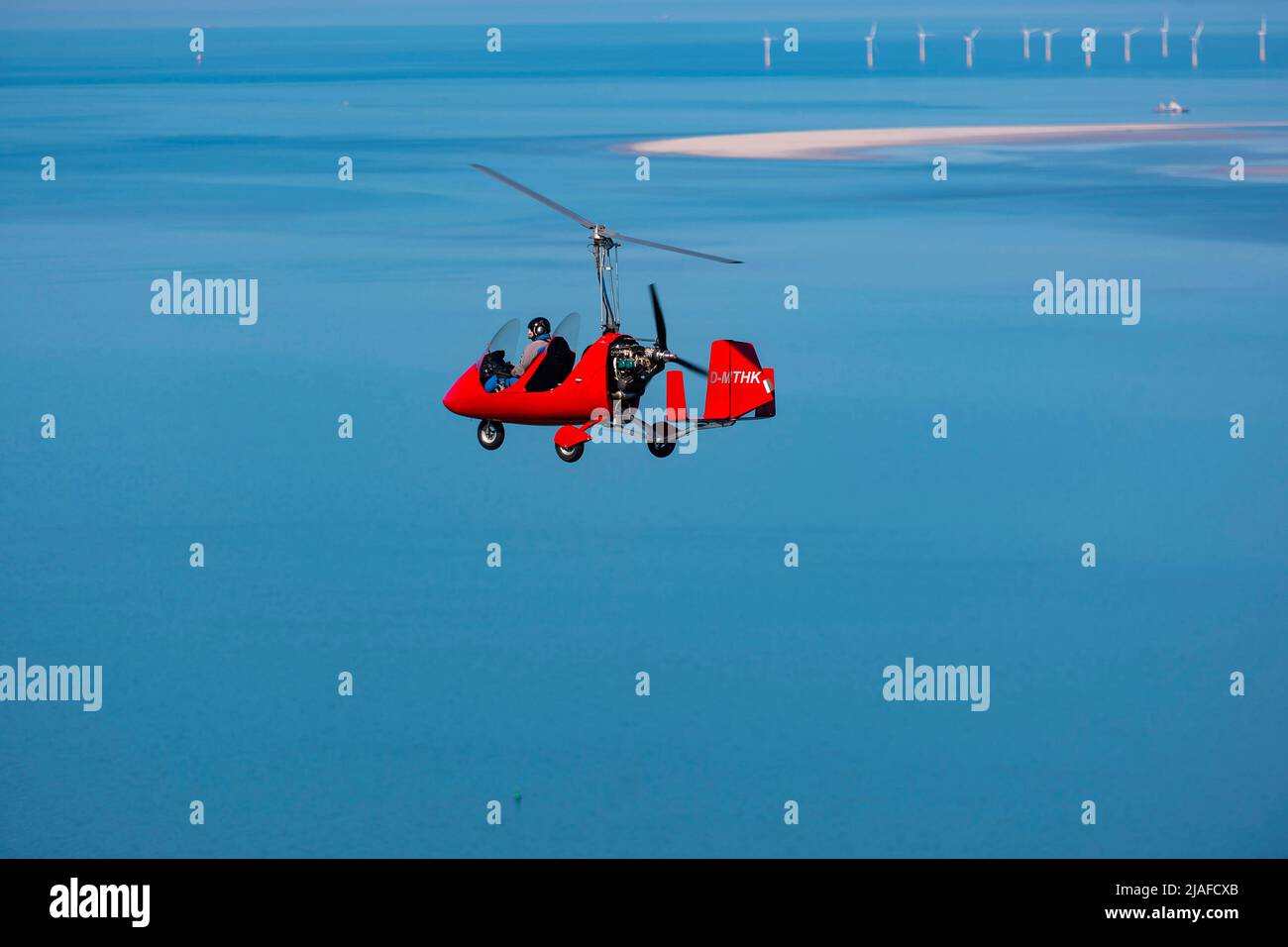autogyro über der Nordsee, Deutschland, Niedersachsen, Melum Stockfoto