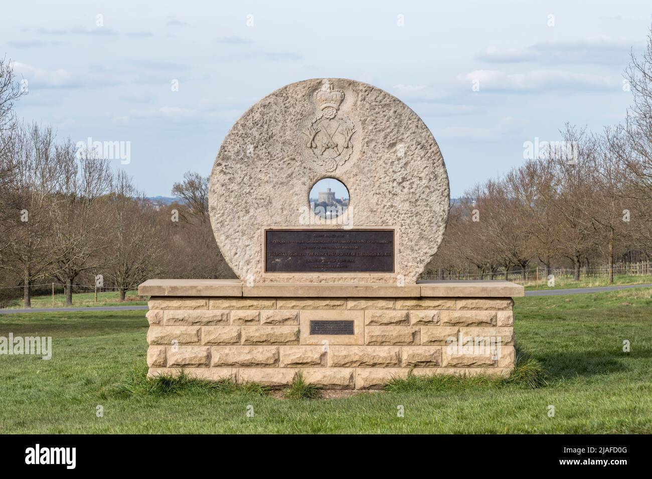 Windsor Castle umrahmt im Millstone Memorial auf der Fahrt von Queen Anne im Windsor Great Park, in der englischen Grafschaft „The Queen Anne's Ride“. Stockfoto