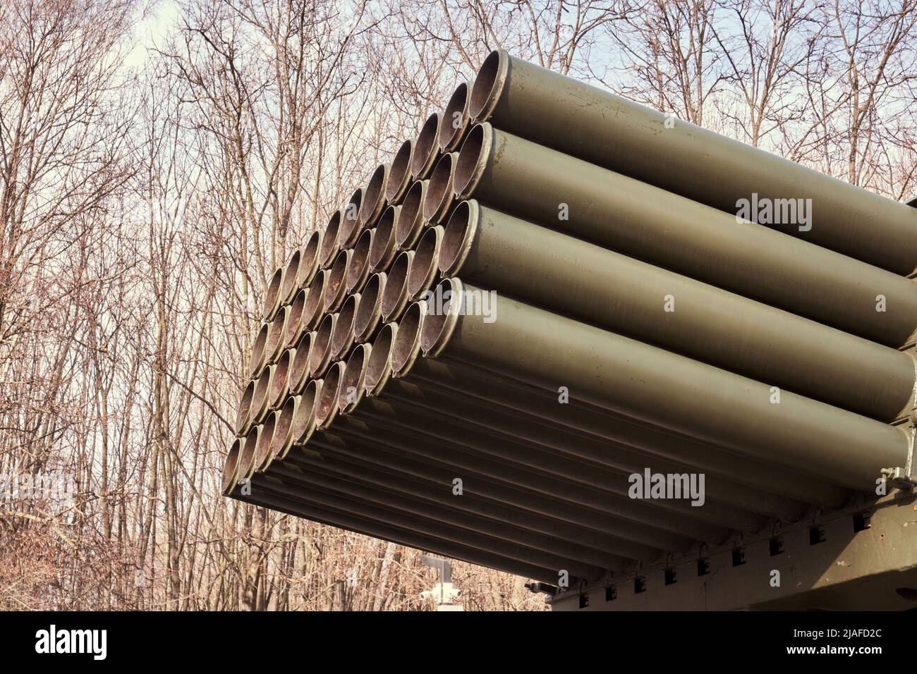Russisches Raketenabschusssystem aus der Nähe vor dem Hintergrund von Bäumen Stockfoto Russisches Raketenabschusssystem aus der Nähe vor dem Hintergrund von Bäumen Stockfoto