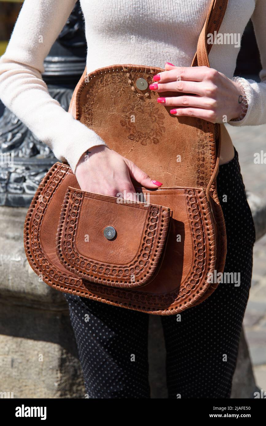 Offene kleine braune Damen Ledertasche mit geschnitztem Muster. Selektiver  Fokus Stockfotografie - Alamy