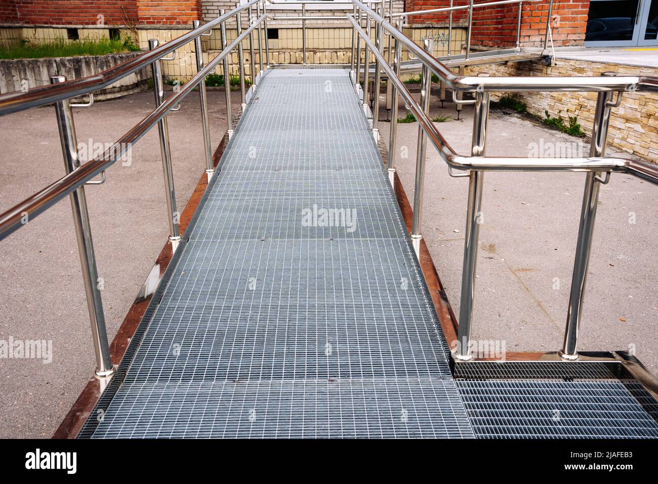 Eine Rampe für Menschen mit Behinderungen in der Nähe eines öffentlichen Gebäudes. Stockfoto