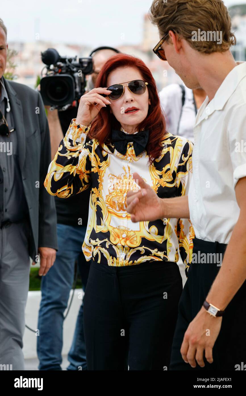 Priscilla Presley und Austin Butler posieren beim Fotofilm von „Elvis“ während der jährlichen Filmfestspiele von Cannes 75. im Palais des Festivals in Cannes, Frankreich, am 26. Mai 2022. Stockfoto