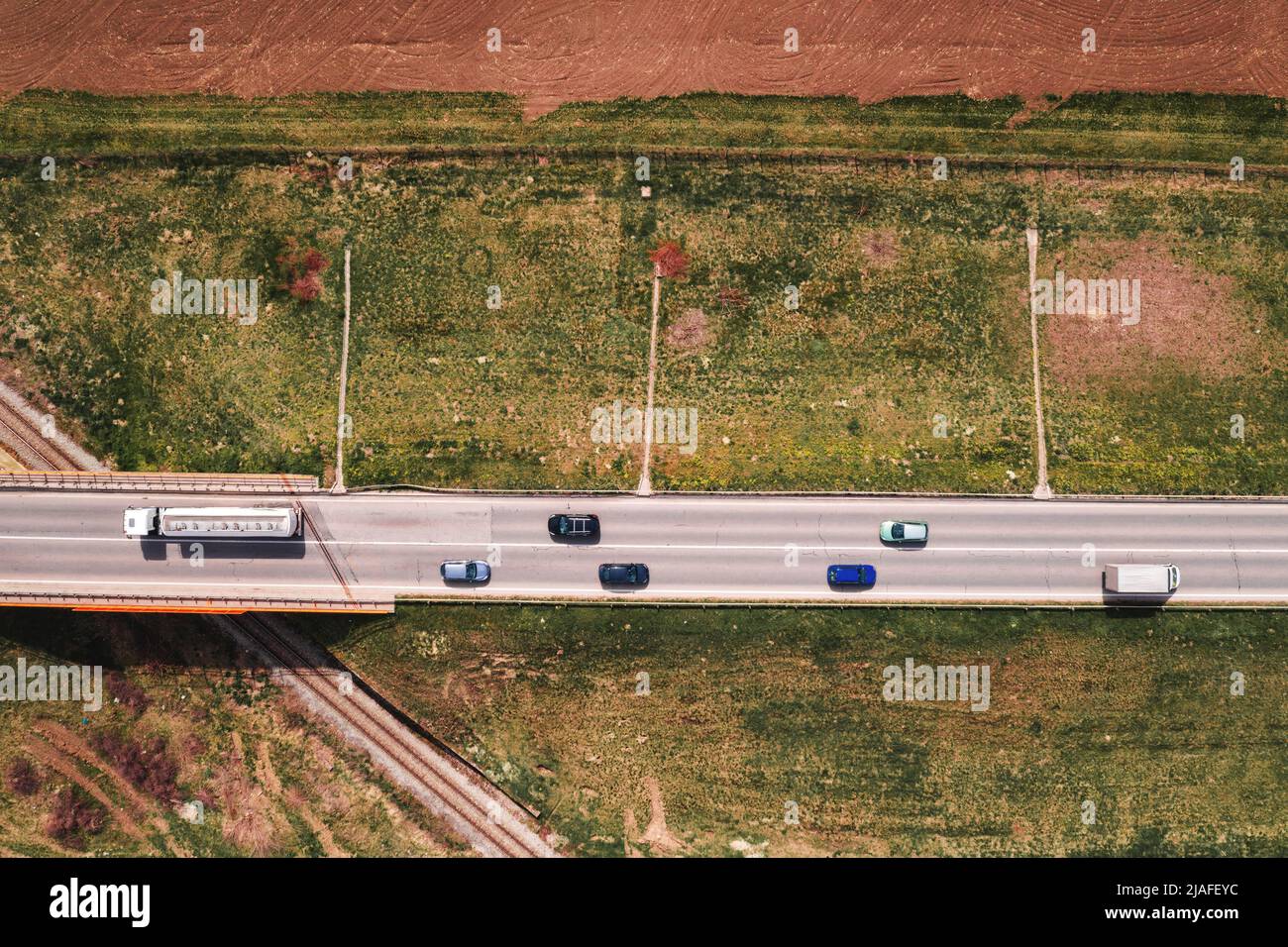 Luftaufnahme des Verkehrs auf der Straßenüberführung, Draufsicht Stockfoto