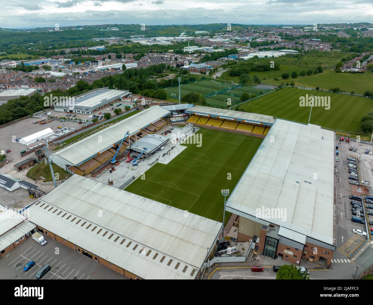 Vale Park , Robbie Williams Homecoming Konzert in Burslem Stoke on Trent Aerial Drone Blick auf die zu erbauende Bühne und den lokalen Port Vale FC Stockfoto