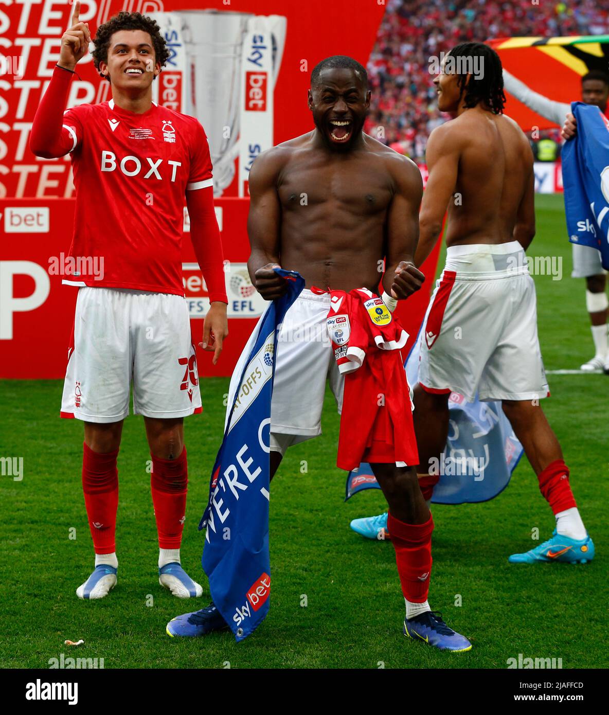 LONDON, ENGLAND - MAI 29:L-R Brennan Johnson aus Nottingham Forest, Keinan Davis (Leihgabe von Aston Villa) aus Nottingham Forest, feiert den Sieg Stockfoto