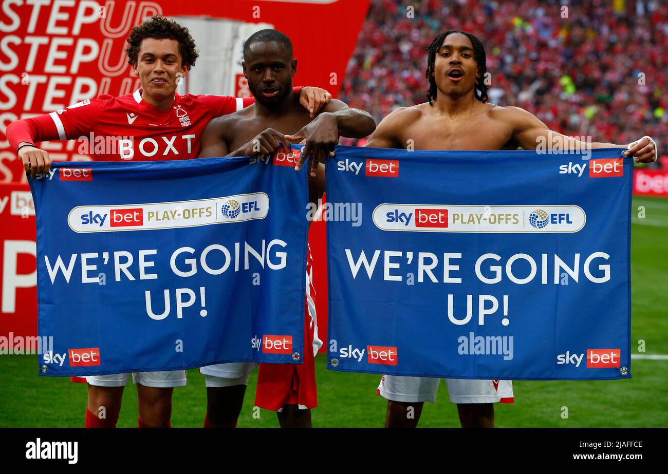 LONDON, ENGLAND - MAI 29:L-R Brennan Johnson aus Nottingham Forest, Keinan Davis (Leihgabe von Aston Villa) aus Nottingham Forest und Djed Spence aus Not Stockfoto