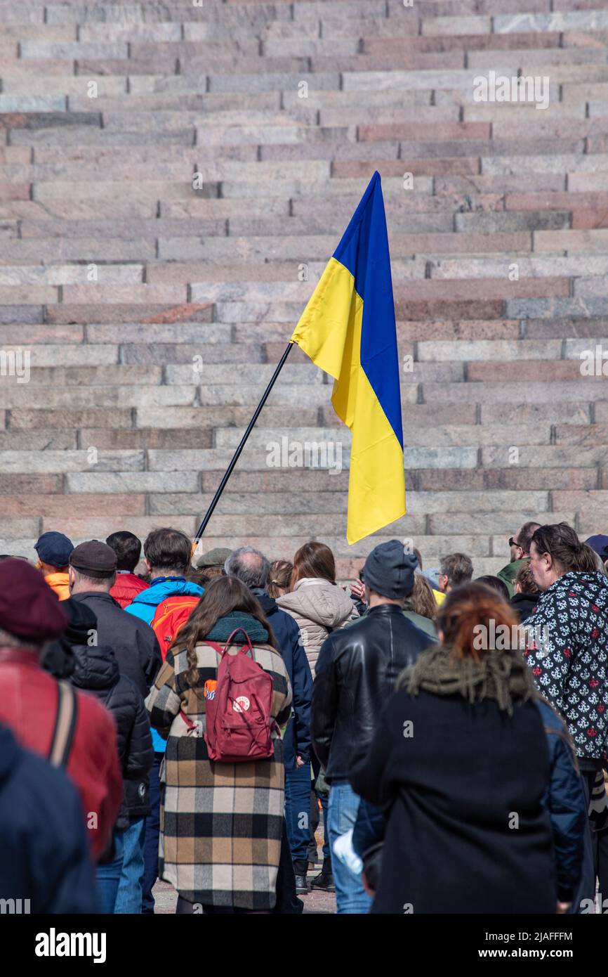 Vapaa Ukraina - vapaa maailma. Ukrainische Flagge bei der Demonstration zur Unterstützung der Ukraine auf dem Senatsplatz in Helsinki, Finnland. Stockfoto