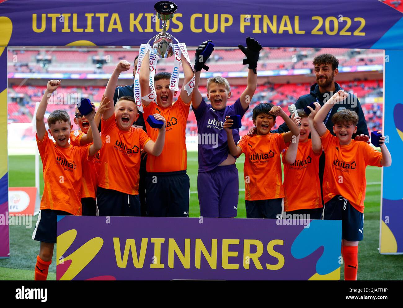 LONDON, ENGLAND - MAI 29: Sacred Heart School aus Luton gewinnt das utilita Kids Cup Finale 2022 während des Championship Play-Off Finals zwischen Huddersfield Stockfoto