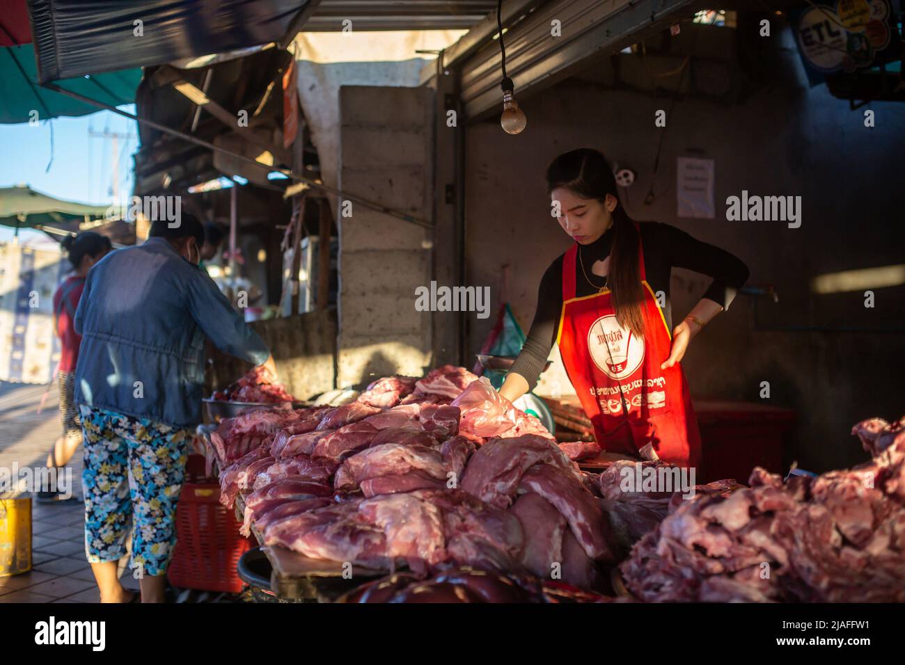 Luang Prabang, Laos - 15. November 2017: Fleischverkäufer in Luang Prabang, Laos. Stockfoto