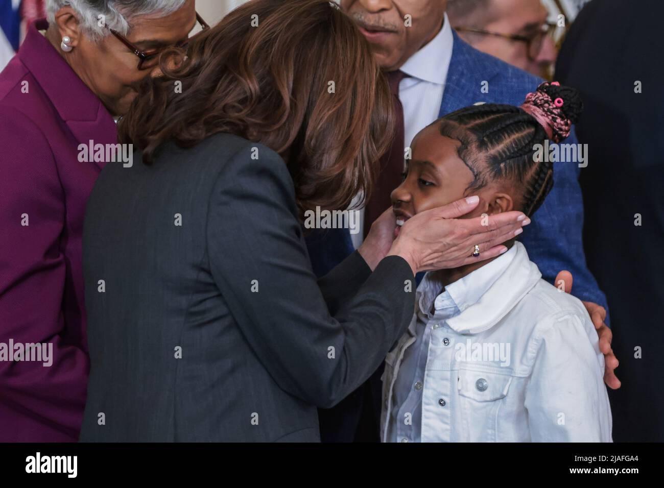 Die Vizepräsidentin der Vereinigten Staaten, Kamala Harris, spricht mit George Floyds Tochter, Gianna Floyd, während einer Veranstaltung, bei der Präsident Joe Biden während einer Veranstaltung im East Room des Weißen Hauses in Washington einen historischen Executive Order unterzeichnen wird, um eine effektive, rechenschaftspflichtige Polizeiarbeit zu fördern und die öffentliche Sicherheit zu stärken. DC am 25. Mai 2022. Quelle: Oliver Contreras/Pool via CNP Stockfoto