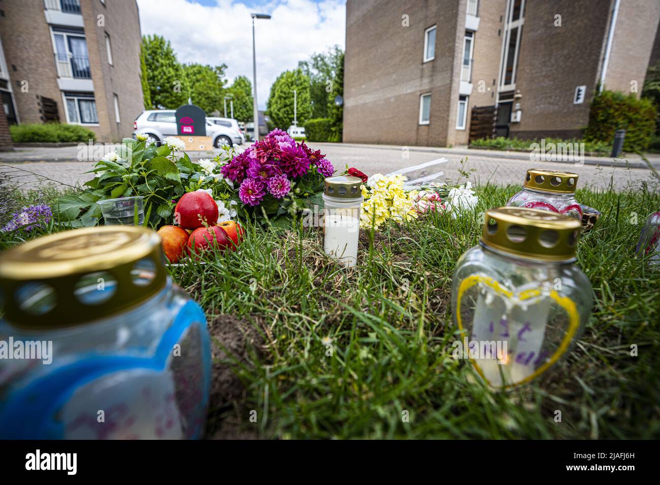 2022-05-30 10:15:49 ARNHEM - Blumen wurden in Erinnerung an die Frau, die tot in der Cuijkstraat gefunden wurde niedergelegt. Die Polizei sucht immer noch nach einem Mann, der möglicherweise an ihrem Tod beteiligt war. ANP ROLAND HEITINK niederlande Out - belgien Out Stockfoto