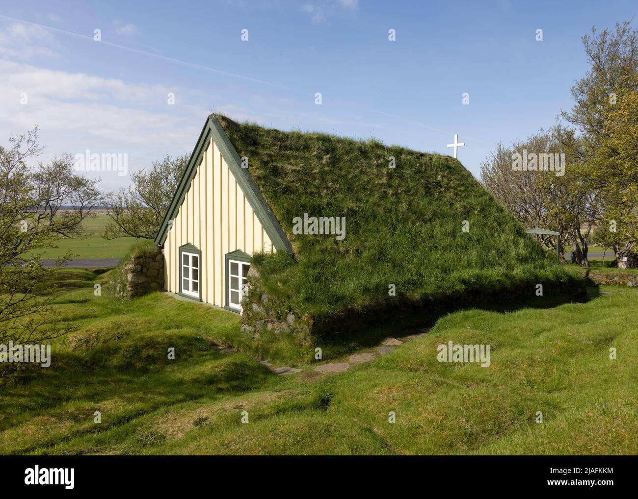 Die rasenüberdachte Kirche von Hofskirkja im Dorf Hof im Süden Islands Stockfoto