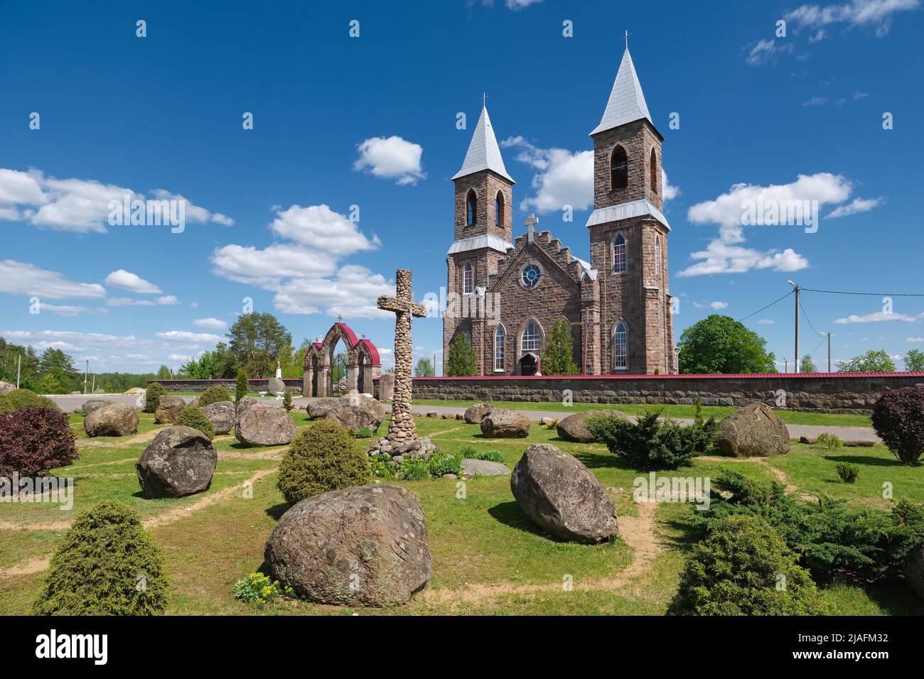 Blick auf die alte alte katholische Kirche des hl. Josef, Dorf Rubeschewitschi, Region Minsk, Weißrussland. Stockfoto