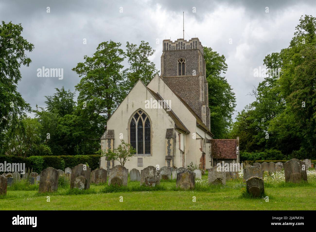 Blick über den Friedhof der Allerheiligen-Kirche, Brandeston, Suffolk Stockfoto