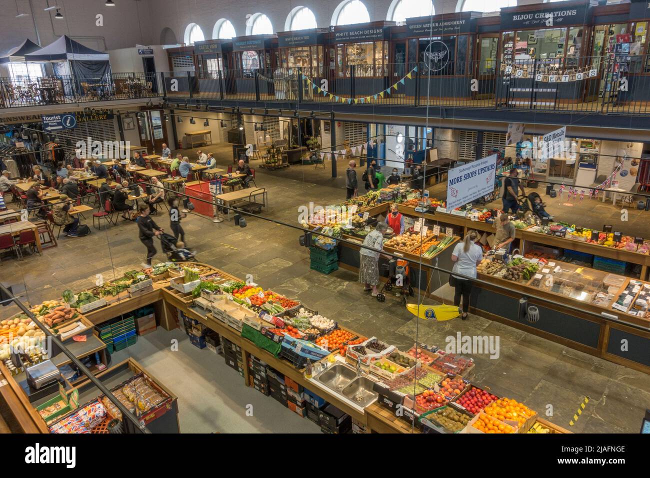 Stände in der Scarborough Public Market Hall in Scarborough, North Yorkshire, Großbritannien. Stockfoto