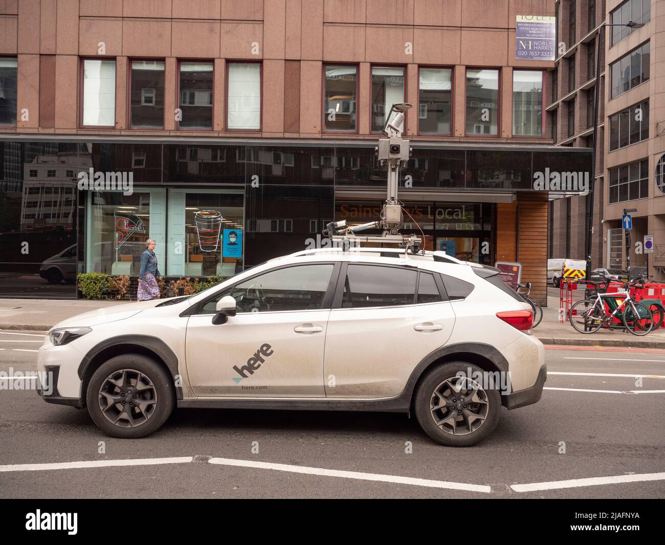 here.com Fahrzeug mit Kamera auf dem Dach, auf der London Street, Here Technologies , ist ein Kartenhersteller Kartendaten Unternehmen beschäftigt sich mit der Kartierung, Standortdaten räumliche Intelligenz und damit verbundene Automotive-Dienstleistungen für Einzelpersonen und Unternehmen Stockfoto