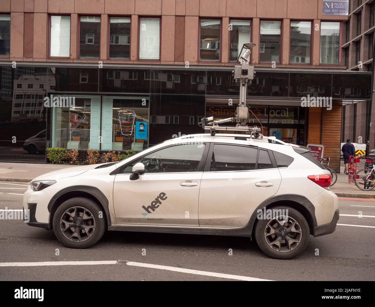 here.com Fahrzeug mit Kamera auf dem Dach, auf der London Street, Here Technologies , ist ein Kartenhersteller Kartendaten Unternehmen beschäftigt sich mit der Kartierung, Standortdaten räumliche Intelligenz und damit verbundene Automotive-Dienstleistungen für Einzelpersonen und Unternehmen Stockfoto