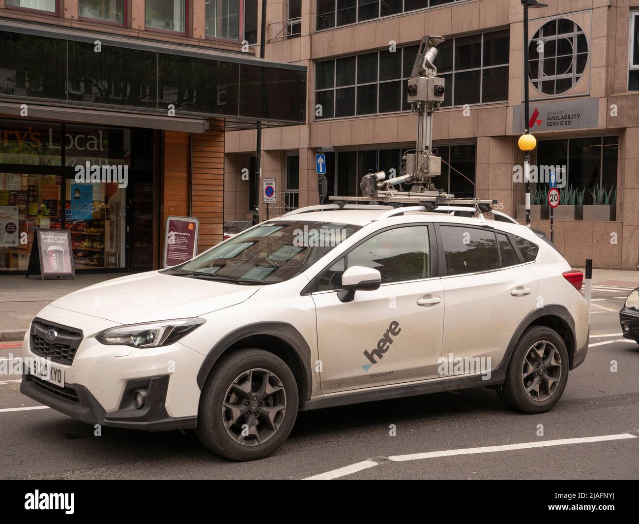 here.com Fahrzeug mit Kamera auf dem Dach, auf der London Street, Here Technologies , ist ein Kartenhersteller Kartendaten Unternehmen beschäftigt sich mit der Kartierung, Standortdaten räumliche Intelligenz und damit verbundene Automotive-Dienstleistungen für Einzelpersonen und Unternehmen Stockfoto