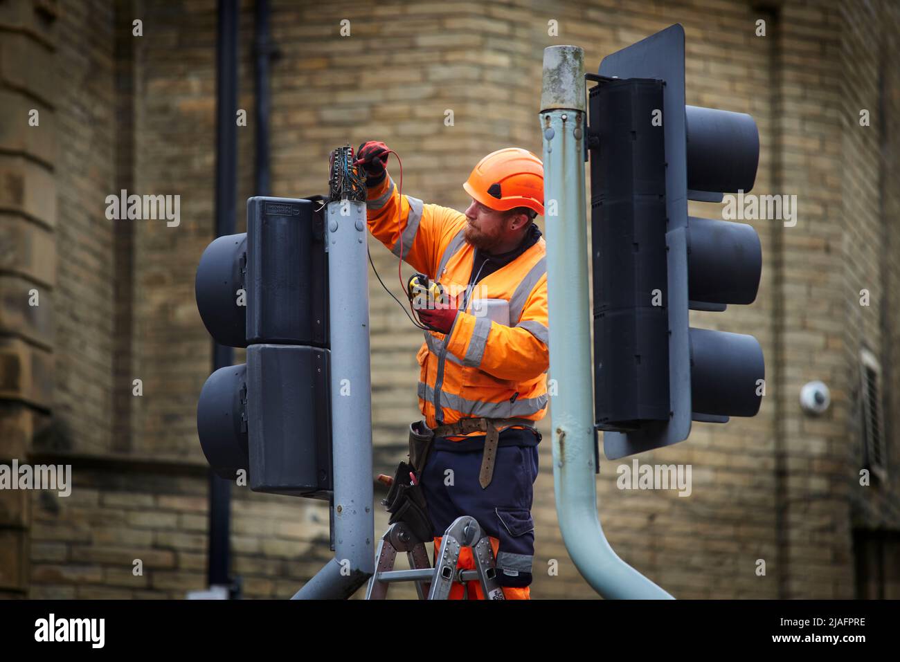 Halifax West Yorkshire, Ingenieur, der die Ampel repariert Stockfoto