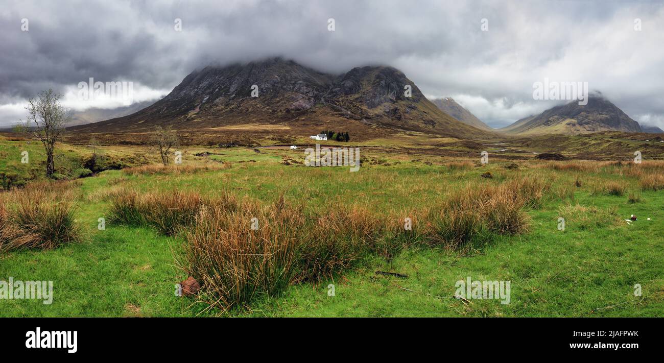Atemberaubendes Panorama der Berge in Glencoe bei Rain, Schottland Stockfoto