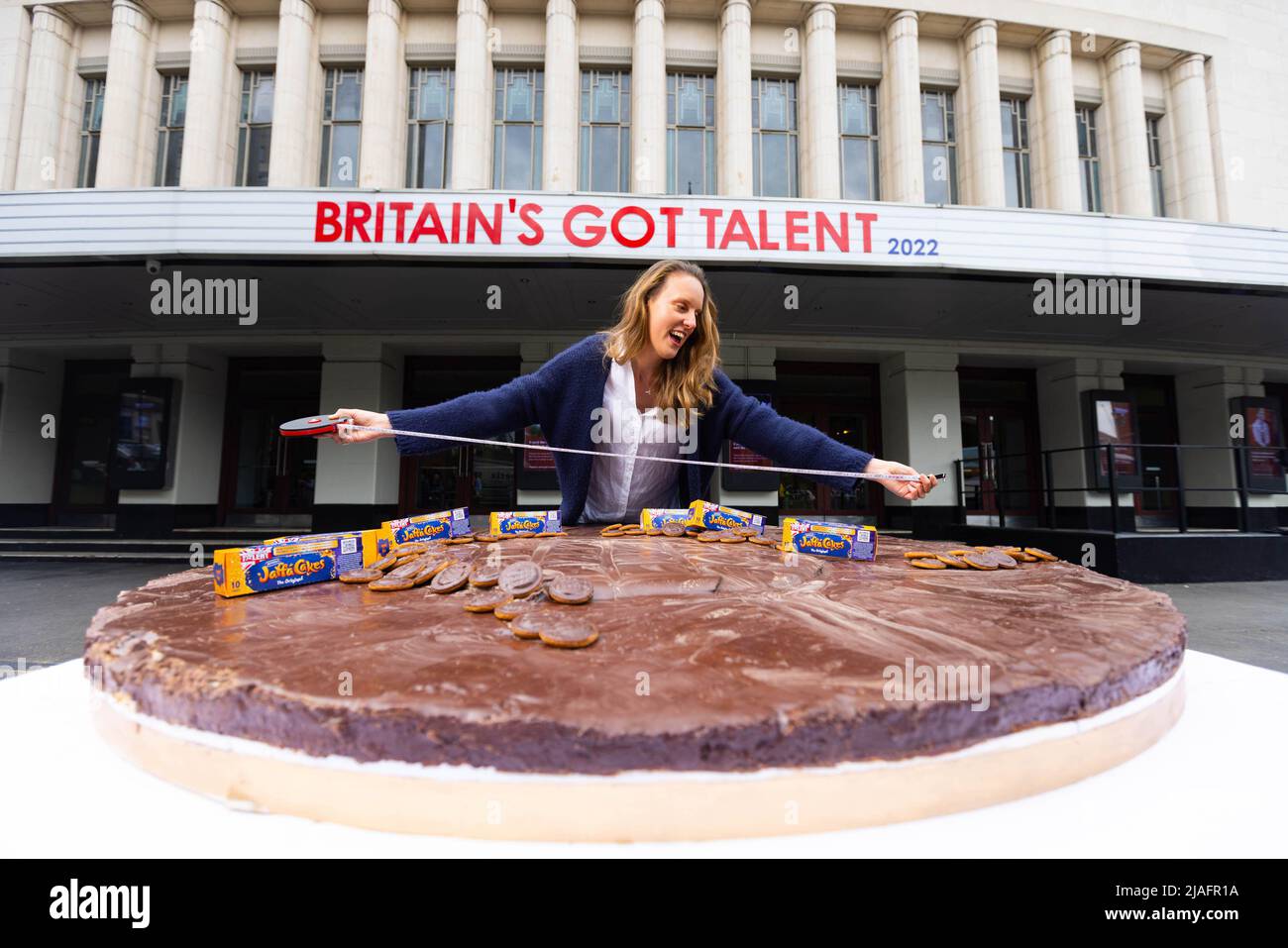 REDAKTIONELLE VERWENDUNG NUR Baker Frances Quinn bei der Enthüllung des Guinness-Weltrekords „größter Jaffa-Kuchen“ vor dem Eventim Apollo in London, um McVitie's Hauptsponsor des 15.-jährigen Bestehens von Britain's Got Talent, London, zu feiern. Bilddatum: Montag, 30. Mai 2022. Stockfoto
