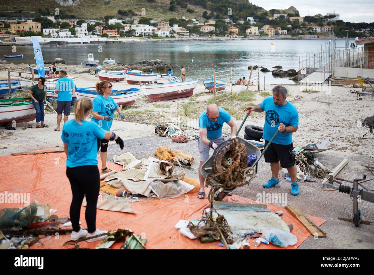 28. Mai 2022, Palermo, Sizilien, Italien: Arcadia Apnea Sports Association aus Palermo hat sich zusammen mit fünf anderen italienischen Städten an der vierten Ausgabe von Spazzapnea - Operation Clean Seabeds, Ein Teamwettbewerb zur Sanierung des Meeresbodens eines Teils des Meeres und der Küste durch die Abfallsammlung.die unbestrittenen ökologischen und ökologischen Ziele haben Apnea Academy und WWF Italia überzeugt, den Wettbewerb im Rahmen der #StopPlasticPollution Campaign zur Bekämpfung der Plastikverschmutzung in der Natur aufzunehmen. Die Logistik-Organisation hatte die Unterstützung der Gemeinde Palermo, Rap, der Küste Gu Stockfoto