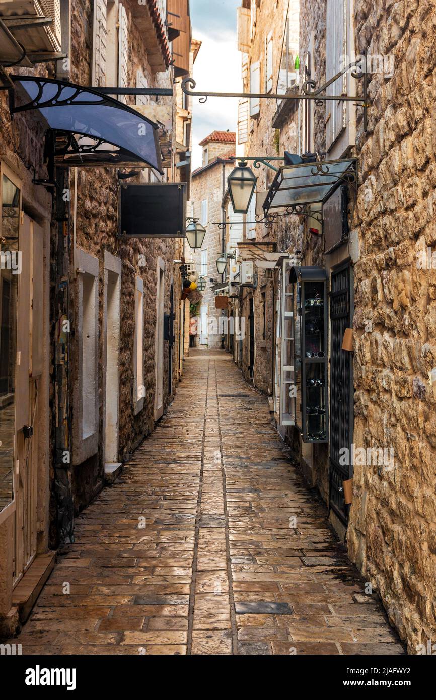 Die Altstadt von Budva, Montenegro. Die erste Erwähnung der Stadt - mehr als 26 Jahrhunderten. Wir sehen alte Häuser, eine sehr schmale Straße, Cafés, Geschäfte. Stockfoto