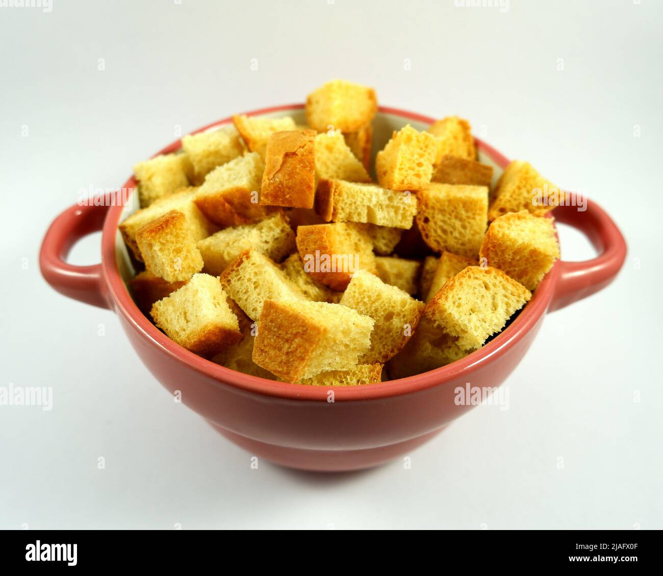 Schüssel mit kleinen Croutons auf einem weißen Teller aus nächster Nähe Stockfoto