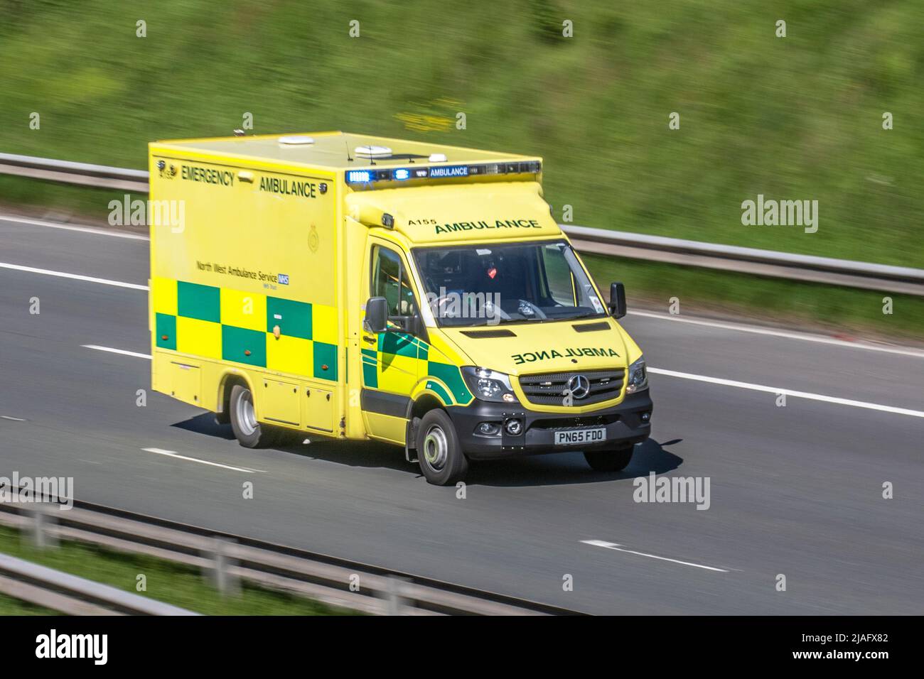 North-West NHS Notarztwagen mit hoher Geschwindigkeit auf der Autobahn M6, Großbritannien Stockfoto