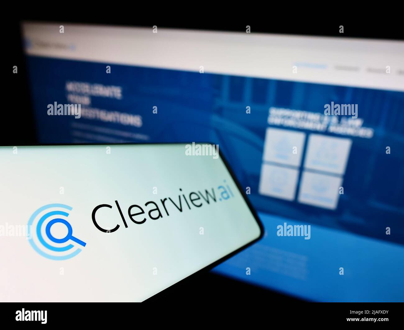 Handy mit Logo des amerikanischen Gesichtserkennungsunternehmens Clearview AI Inc. Auf dem Bildschirm vor der Website. Konzentrieren Sie sich auf die Mitte links des Telefondisplays. Stockfoto