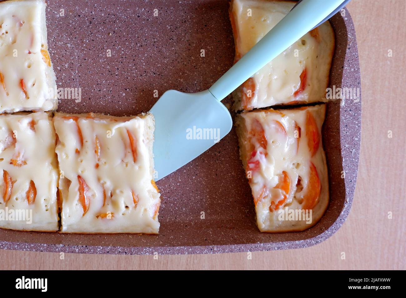 Stück Obstkuchen in einer Backform Stockfoto
